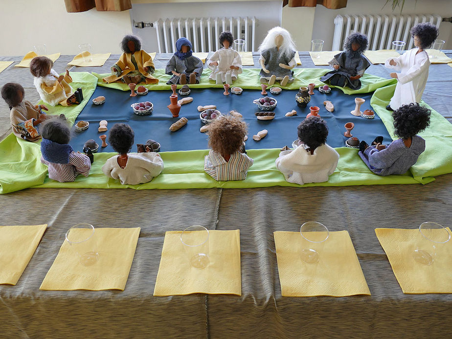 Kinderkarfreitagsliturgie im Gemeindezentrum (Foto: Karl-Franz Thiede)